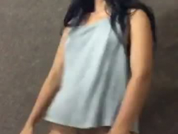 Sexy amatoriale bruna giocando la sua figa pelosa in webcam