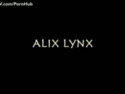 Alix Lynx korpsmassør suger og fingrer klienten sin før hun får fitta hennes