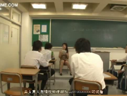 Napalona nauczycielka jest zawsze zmęczona pieprzeniem się przed klasą, ponieważ jest to jej praca