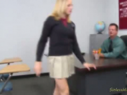 A bela estudante loira está fazendo sexo sensual com seu novo professor de matemática, embora ela mal esteja estudando