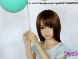 Сногсшибательная азиатская куколка стимулирует свою киску на веб-камеру
