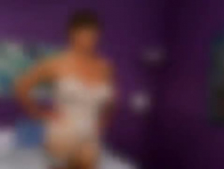 Mulher madura e tatuada, Jynx Maze gosta de ficar nua na frente de sua câmera web, sem roupas