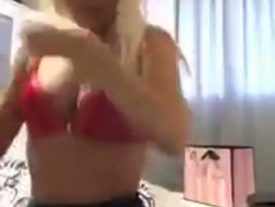 Mooie blonde in erotische, rode lingerie geeft 's avonds laat geweldige footjob aan haar knappe vriendin