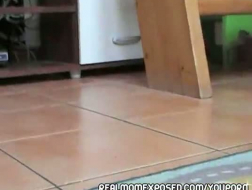 Une milf tchèque se fait percer une chatte rose serrée, au lieu de faire son travail correctement