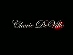 Caliente Cherie DeVille follada duro en su apretado coño