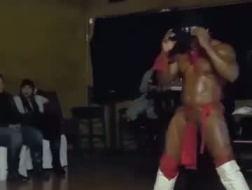 Charyzmatyczna tancerka ma ekscytujący seks z bardzo napalonym facetem, z którym pracuje