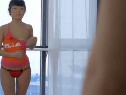 Милая азиатка принимает душ перед своей веб-камерой, а потом жестко трахается