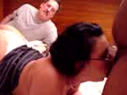 Cocu et son petit ami marié font l'amour devant la caméra Web