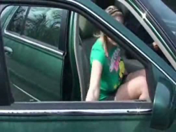 Un massaggiatore arrapato sta scopando un tassista anziano nella sua auto, perché ha bisogno di soldi