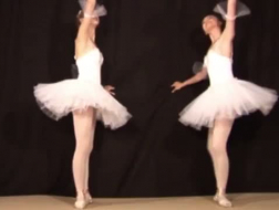 Ebenholts ballerina rir på en stor hvit kjøttstang