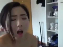 Belle fille asiatique se masturbe sur le canapé et se prend une bite dans le cul serré
