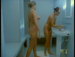 Des dames nues, Kathy Heaven et Sabina Rouge aiment commencer leur journée nue, tôt le matin
