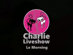 Excité Charlie Sheen porte des bas noirs tout en ayant des relations sexuelles au lieu de se préparer pour le travail