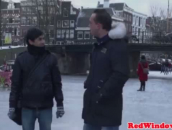Svart nederlandsk turist som tar av seg hotelldrakten sin