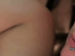 Fresca, adolescente japonesa está babeando suavemente sobre la gran polla de su chico cachondo, después de que él la folló por el culo