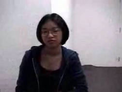 Ledwo legalna, azjatycka dziewczyna o ciemnych włosach trzyma nogi uniesione wysoko nad głową