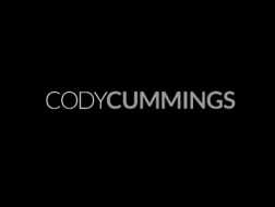 Cody si ubriacò e finì per fare sesso con due cazzi contemporaneamente