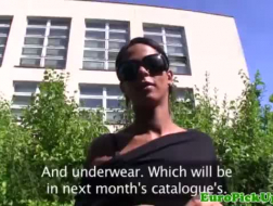 Exotische Tsjechisch op webcam met linker- en rechterhand glijdt uit haar outfit en lul