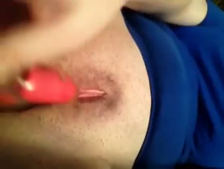 Después de reproducir un video en línea, una amigable morena está dando mamadas gratis a tipos aleatorios que le gustan