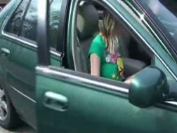 Slutty chick blir knullet i bilen, og moired noen politimenn i nabolaget