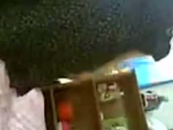 Ragazza araba in camicia floreale si masturba sul divano davanti alla sua webcam