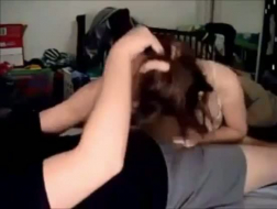 Красивая девушка получает расслабляющий массаж от опытного чувака в массажном кабинете