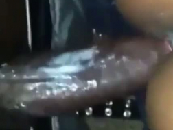 Ebony babe bruker en dildo for å dyppe den knulle fitta i den