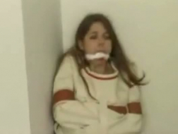 Kneblet tenåring er lenket bundet opp og torturert fordi det spennende henne nok til at hun kan gjøre noe skittent