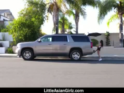 Petite asiatiske jente blir knullet hardt bakfra foran kameraet