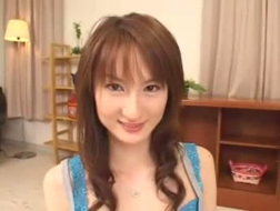 Seksowna japońska modelka rozbiera się w jej mieszkaniu