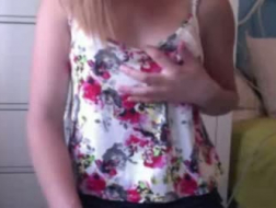 Едва легальная девушка сжимает свои большие сиськи перед записью своей веб-камеры