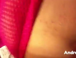 Pink muestra sus consoladores en un trabajo de tetas, en la cama