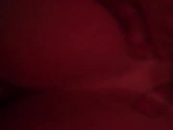 Chica exótica, Sabrina Tyler toca suavemente su coño afeitado mientras su pareja hace un video