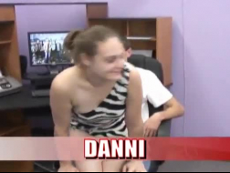 Excité Danni Daniels prend une bite géante profondément pendant son spectacle de cul à bouche