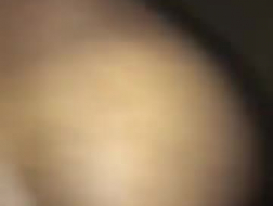 Una ragazza di colore indossa una nuova giarrettiera nera mentre succhia il cazzo duro del suo amante