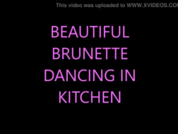 Hot brunette cumhungry faire des manèges coquins sur webcam