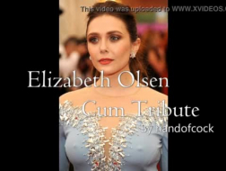 Elizabeth Olsen allarga la figa e gioca con il clitoride