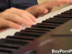Estudante de piano soprado implora ao professor para buscá-la