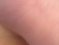 Sucio amateur de pelo corto dedos sus agujeros para esperma