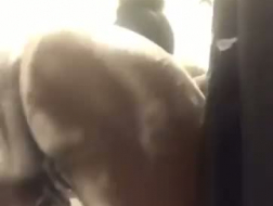 Um cara negro e com tesão estava fazendo um vídeo pornô quando seu amigo veio transar com ele