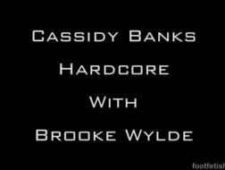 Brooke Wylde kan tenke seg å ha sex med to karer, mens han sitter i sofaen