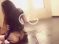 La chatte percée sensuelle de Katerina Santi se fait savonner avec de la crème par une adorable adolescente