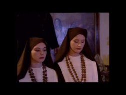 Twee nonnen en twee van hun collega's krijgen hun poesjes geteisterd op een enorm roze bed