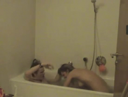 Сексуальная брюнетка-любитель с веб-камерой показывает свое горячее тело