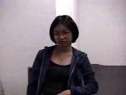 Slank, nauwelijks legaal Aziatisch meisje met borstelig poesje, Ryouko Kashiwagi wordt graag elke dag voorzichtig ondergespoten
