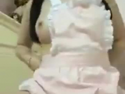Carina ragazza asiatica si sta riempiendo la figa pelosa con un cazzo duro, nel suo letto