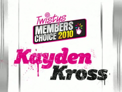 Kayden Kross сосет член как настоящая шлюха, потому что ей нравится это делать больше всего на свете