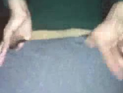 Bebé de gran culo, Layla Valentine lleva medias negras mientras se masturba en el sillón