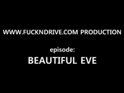 Eve Love im Korsett macht es sich vor der Webcam heil