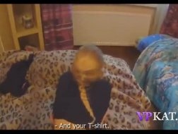 Blondje met kleine tieten maakt een pornovideo met haar vriend in haar slaapkamer
